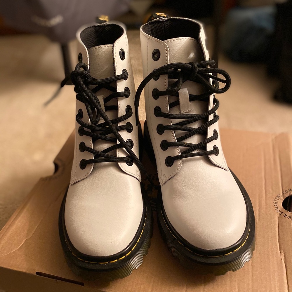 DR MARTEN WOMENS WHITE LUANA BOOT